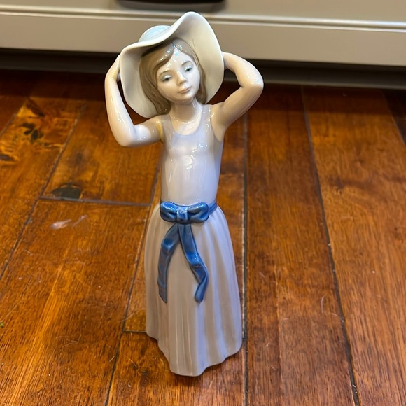 Lladro  BASHFUL GIRL WITH STRAW HAT Daisa 1978 Spain Porcelain Figurine - Picture 1 of 5